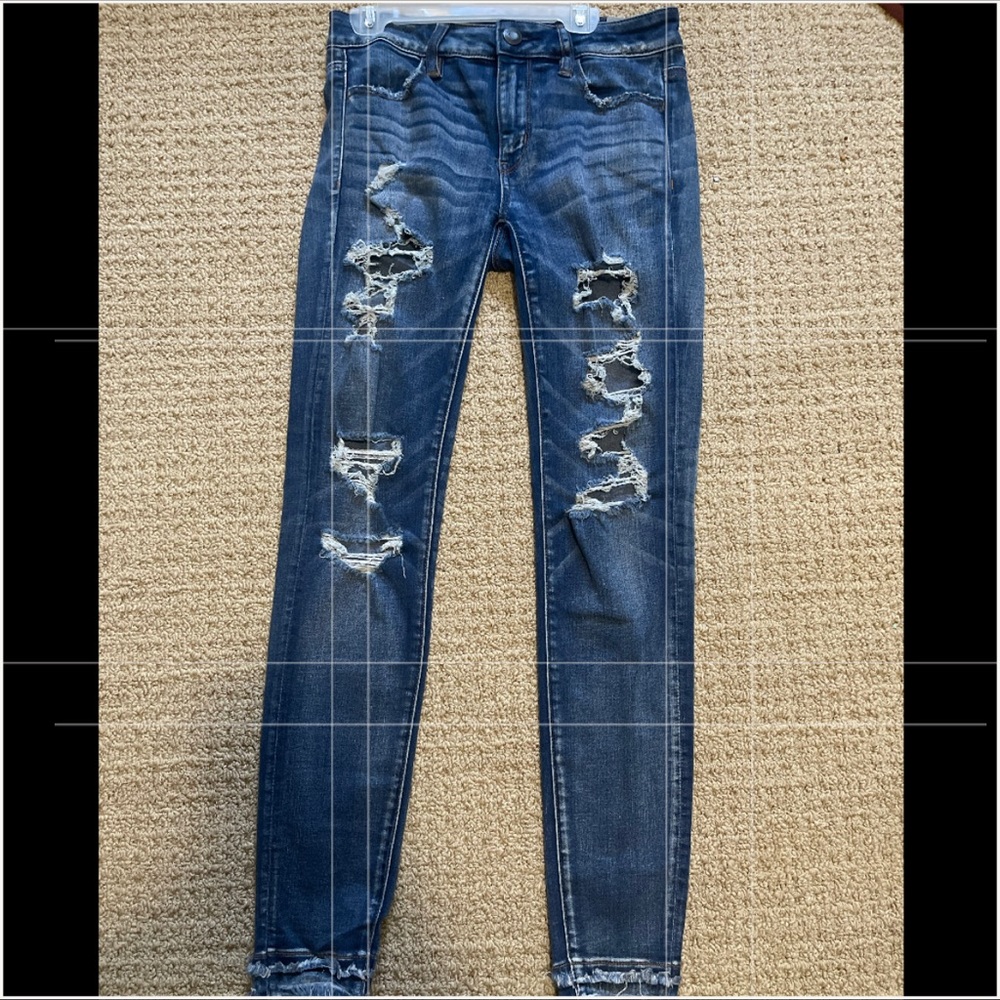 Distressed light wash American Eagle Skinny Jeans